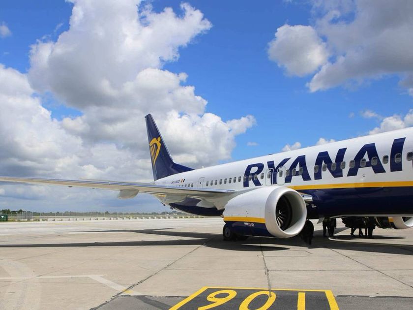 Map showing direct flight routes to Lanzarote from across Europe