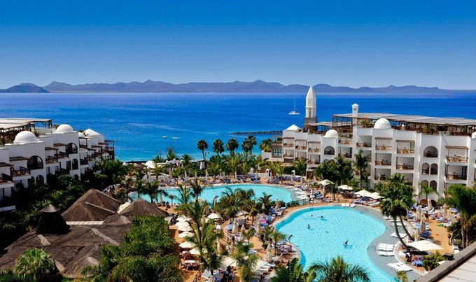 Princesa Yaiza Suite Hotel Resort pool area — 5-star family hotel in Playa Blanca Lanzarote